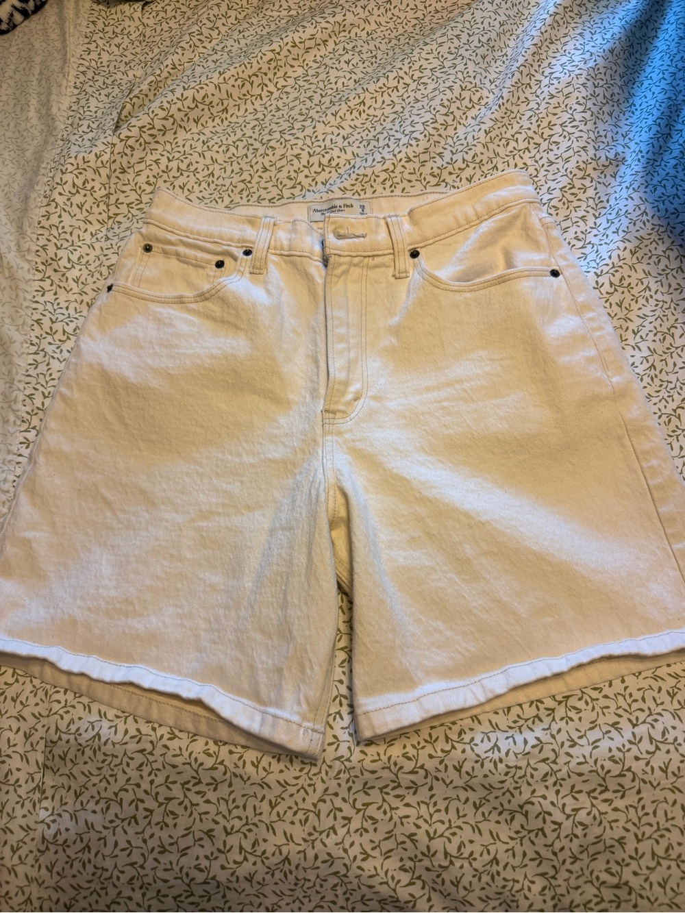 Abercrombie & Fitch- Dad shorts/high rise        Sz 29/8 white cream shorts